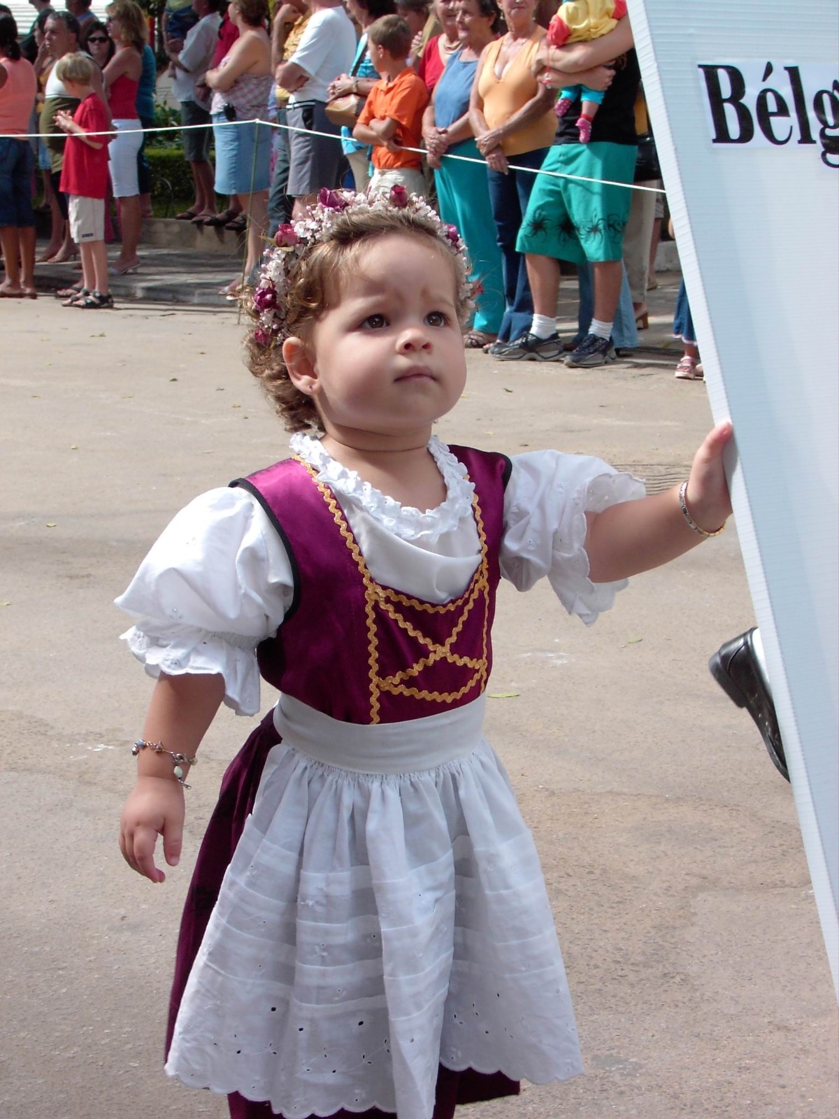 Nínive criança na Avenida Presidente Vargas, em Domingos Martins, no desfile cultural durante a Sommerfest.